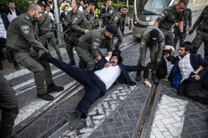 Policías israelíes detienen a un ultraortoxo en una protesta contra la mili, el pasado septiembre.MUSTAFA ALKHAROUF / ANADOLU AGENCY VIA GETTY IMAGES