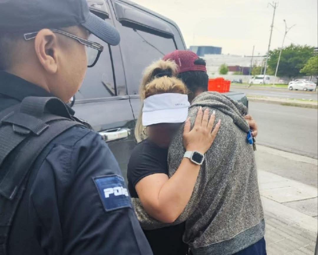 Oficiales evitan que hombre se arroje de puente peatonal en Paseo 5 de ...