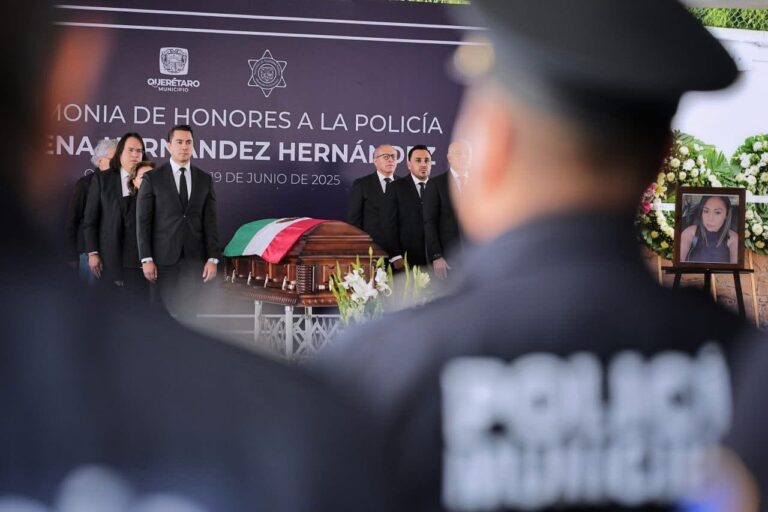 Rinden homenaje póstumo a la oficial Lorena Hernández en Querétaro.