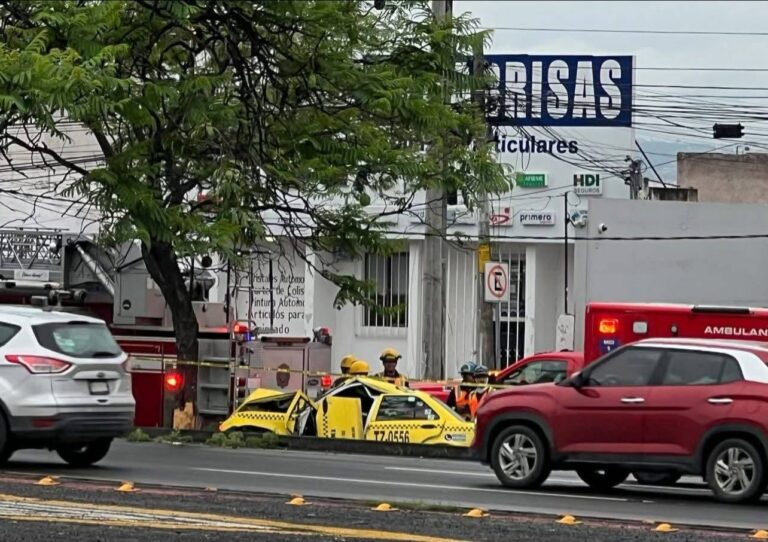 Muere pasajero tras choque de taxi contra árbol en Bernardo Quintana.