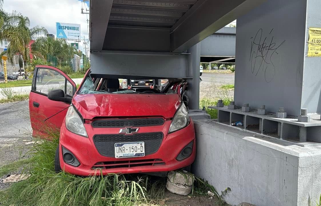 Dos personas lesionadas tras choque contra puente peatonal en Paseo de ...