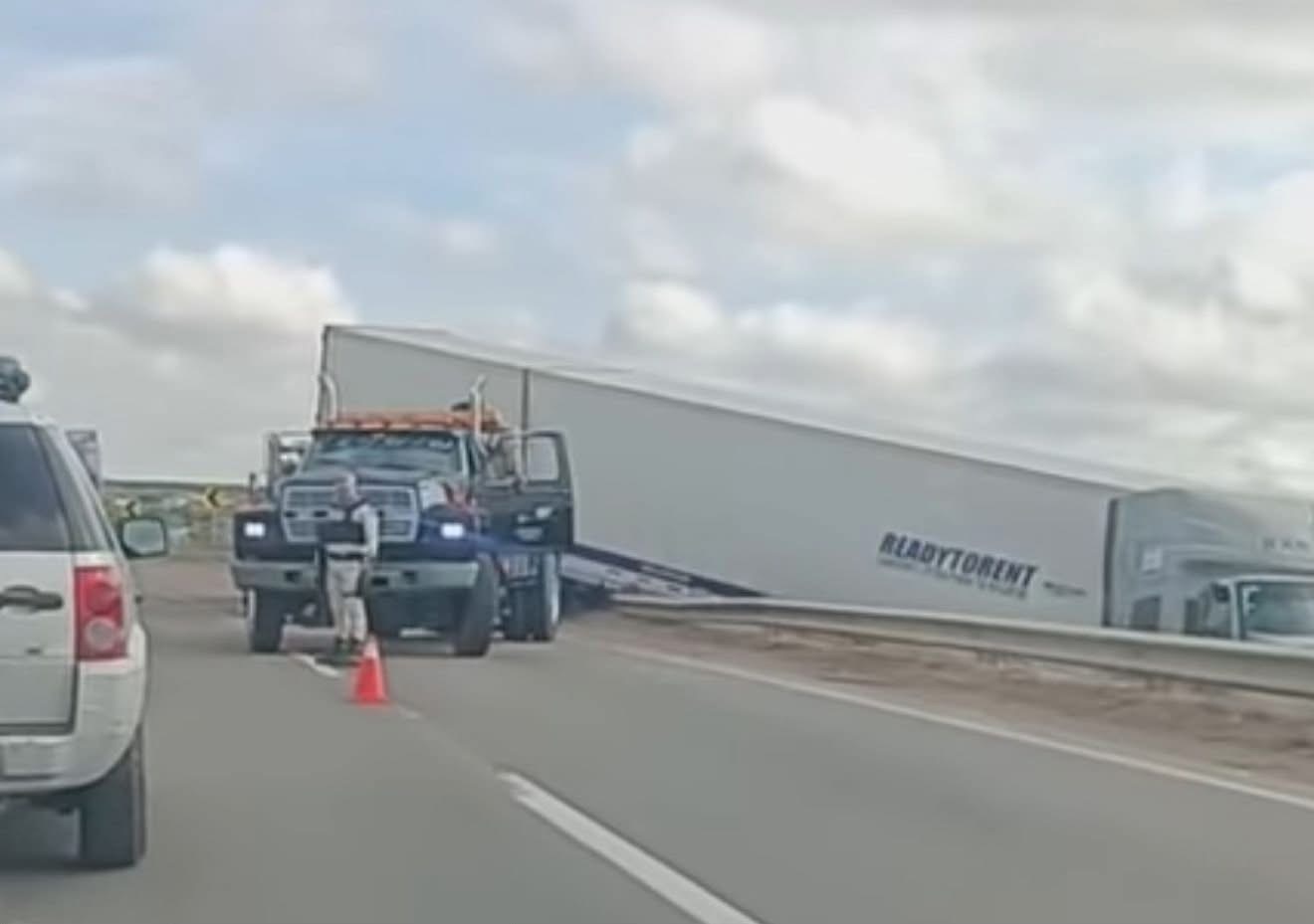 Tracto camión se sale del camino y provoca intenso tráfico en ...