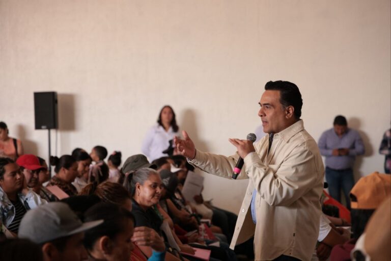 Entregan apoyos sociales a familias de Montenegro
