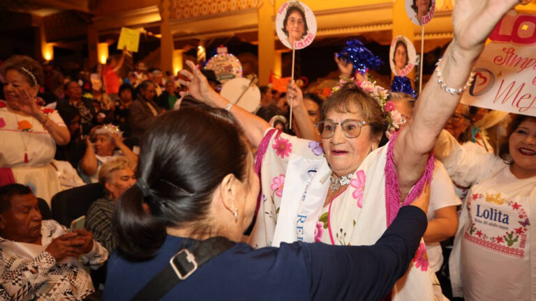 Adultos mayores celebran su reinado en Querétaro