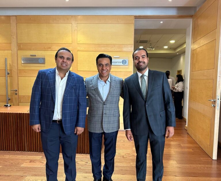 Luis Nava presenta ante industriales su estrategia de política social