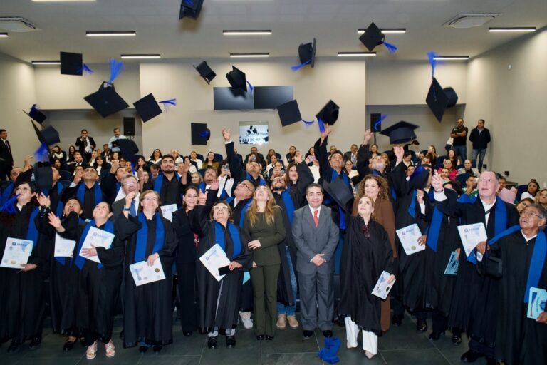 Poder Ejecutivo entrega certificados de bachillerato a colaboradoras y colaboradores de la Generación 2025